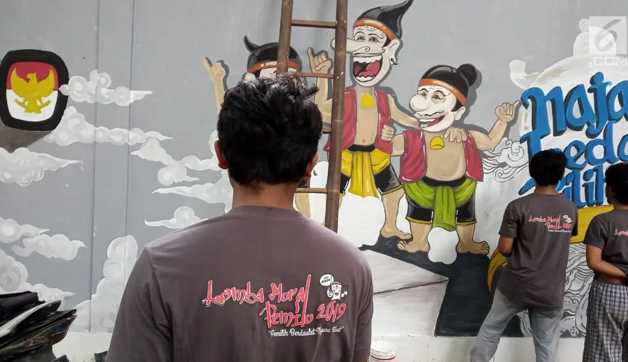 Sejumlah orang membuat lukisan mural di Kawasan TBRS Semarang, Minggu, (3/3). Acara yang diadakan oleh KPU Jateng ini adalah sosialisasi ajakan mencoblos pemilu saat april mendatang. (Liputan6.com/Gholib)