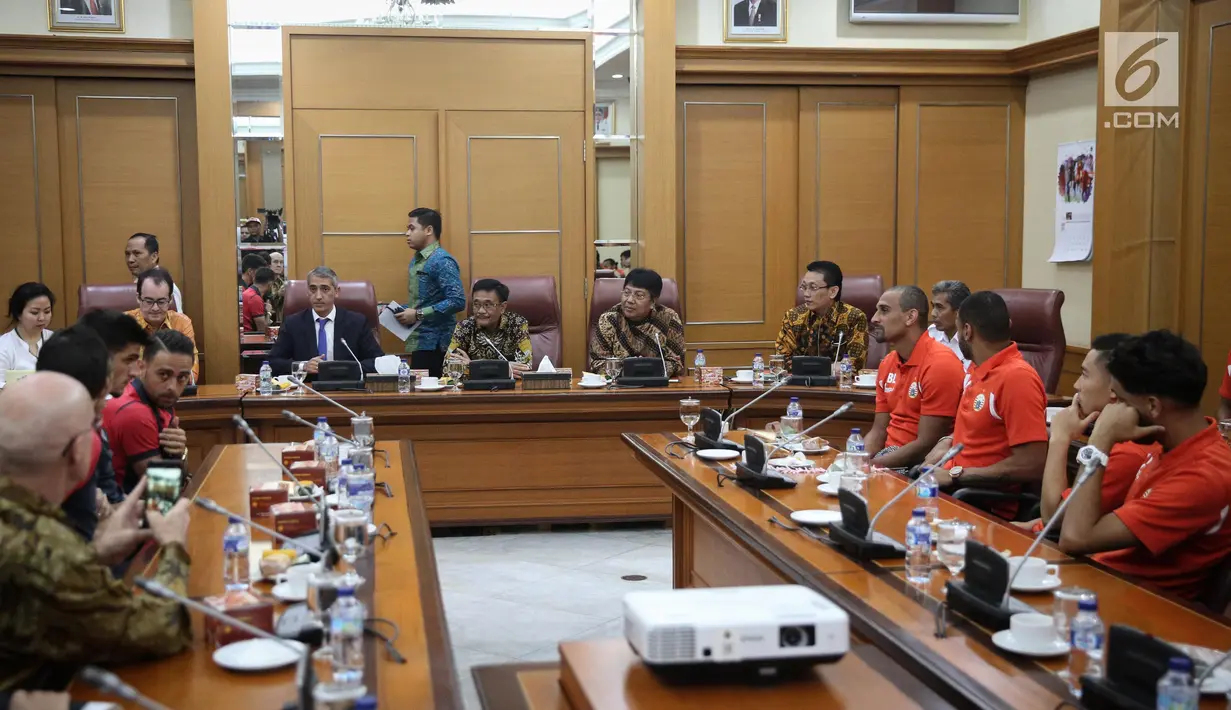 Gubernur DKI Jakarta Djarot Saiful Hidayat menerima kedatangan skuat serta official Persija Jakarta dan klub sepakbola asal Spanyol, Espanyol, di Balai Kota DKI Jakarta, Rabu (19/7). (Liputan6.com/Faizal Fanani)