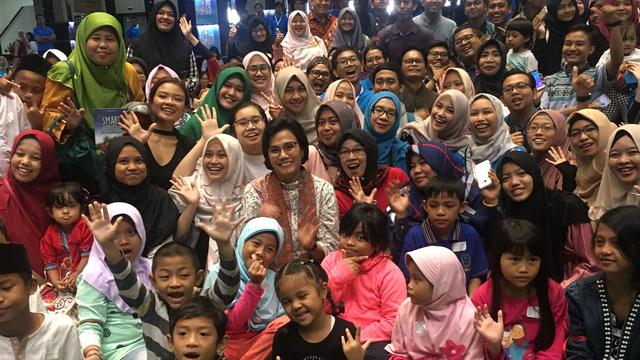 Menteri Keungan Sri Mulyani mendongeng untuk 300 anak yang hadir dalam acara penggalangan dana bertajuk ‘Indonesia Negeri 1.000 Dongeng’ di Kementrian Pendidikan dan Budaya, Jakarta, Minggu (3/3/2019).