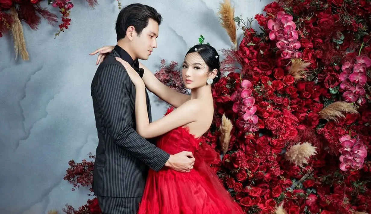 Hubungan asmara itu sebentar lagi sampai ke pelaminan. Sebuah pemotretan prewedding pun dilakoni. Dalam pemotretan itu, Glenca tampak cantik kenakan gaun merah. Gaun yang didesain merekah dengan aksen tumpuk itu membuatnya terlihat bak putri. (Liputan6.com/IG/@fdphotography90)