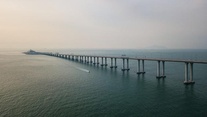 Jembatan atas laut terpanjang yang menghubungkan Hong Kong-Zhuhai-Macau di Cina. (ANTHONY WALLACE / AFP/Asnida Riani)