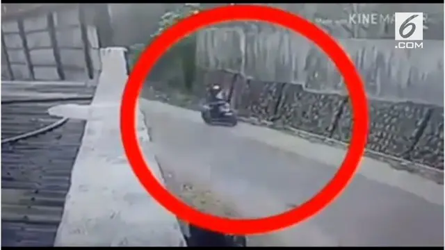 Beredar rekaman kamera CCTV aksi seorang penjambret di jalan raya. Namun, aksinya gagal karena korban melawan.