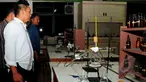 Laboratorium Fakultas Farmasi Universitas Indonesia di Depok meledak saat sejumlah mahasiswa tengah mengerjakan tugas kuliah, Senin (16/3/2015). Akibat ledakan tersebut diperkirakan 14 mahasiswa terluka. (Liputan6.com/Yoppy Renato)