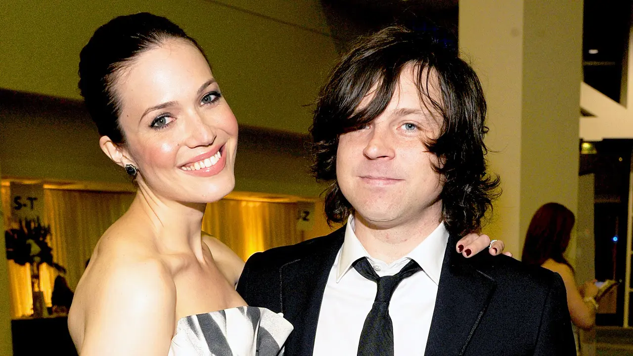 Bercerai dari Mandy Moore, Ryan Adams Berusaha Tetap Ceria