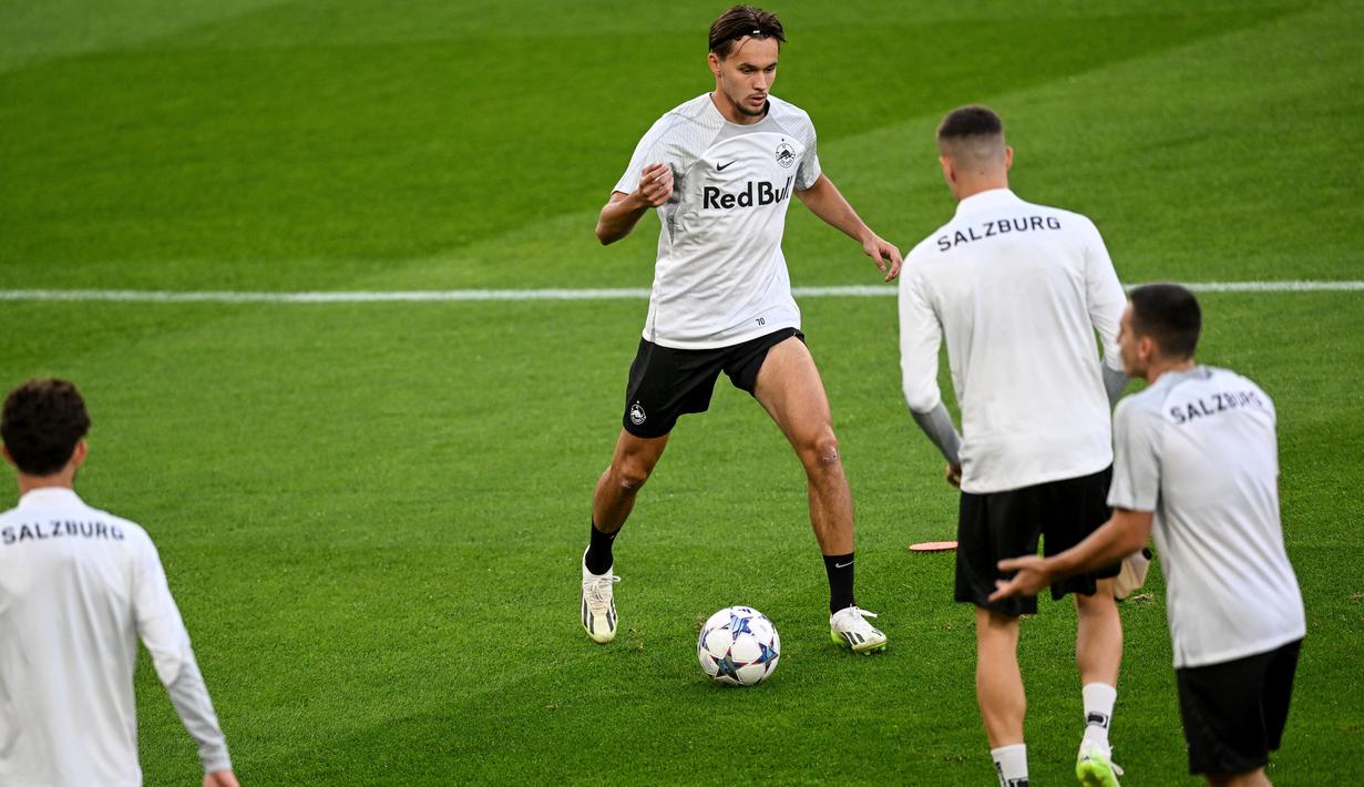 Bek Salzburg Amar Dedic menghadiri sesi latihan menjelang matchday 1 Grup D Liga Champions 2023/2024, di stadion Luz di Lisbon, Selasa (19/9/2023). (Patricia DE MELO MOREIRA / AFP)