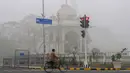 Organisasi Kesehatan Dunia atau WHO mengingatkan polusi udara dapat memicu serangan stroke, jantung, kanker paru-paru, serta penyakit pernapasan lainnya. (Arif ALI/AFP)
