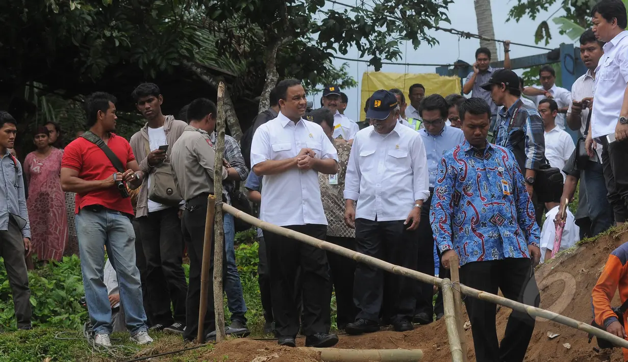 Menteri Pendidikan dan Kebudayaan, Anies Baswedan bersiap menaiki perahu karet saat meninjau lokasi jembatan runtuh di Lebak, Banten, Senin (16/3/2015). (Liputan6.com/Herman Zakharia)