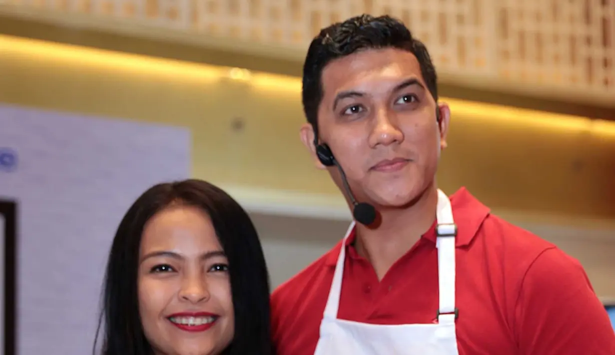 Arda Naff dan Tantri Kotak saat hadir dalam acara memasak bersama selebritis. Acara berlangsung Ballroom UOB, Thamrin, Jakarta, Kamis (8/12/2016). (Deki Prayoga/Bintang.com)
