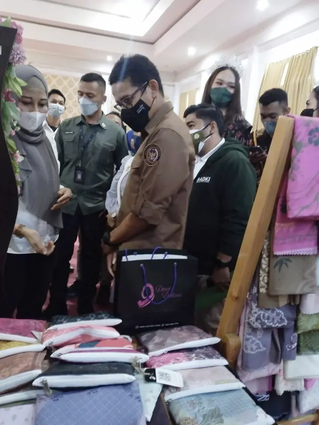 Sandiaga Uno dan Dewi Lestari, penggagas Indonesian Hybrid Batik Pattern (ist)