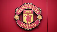 Logo Manchester United atau MU di Stadion Old Trafford. (Oli SCARFF / AFP)