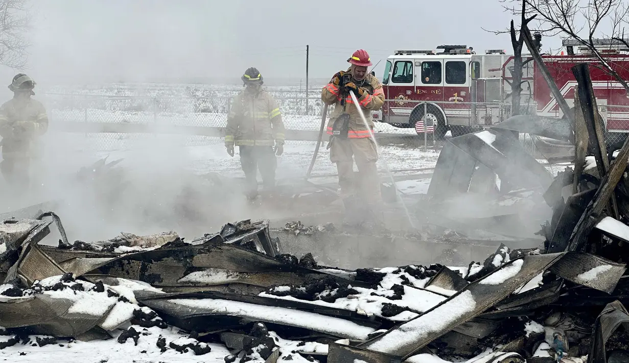 Petugas pemadam kebakaran memadamkan titik api dari kebakaran Smokehouse Creek di Stinnett, Texas pada hari Kamis, 29 Februari 2024. (AP Photo/Sean Murphy)
