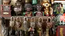 Aneka patung, pajangan rumah tangga hingga gembok unik dijual di Jalan Surabaya, Jakarta, Minggu (10/9). Pasar ini tidak hanya menjajakan barang antik saja namun juga terdapat kios yang menjual koper dan piringan hitam. (Liputan6.com/Gempur M. Surya)