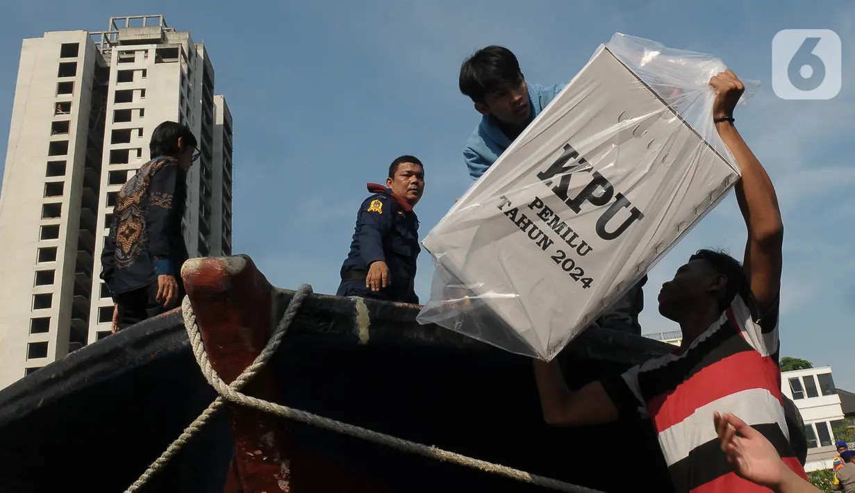 Pengiriman logistik pemilu menggunakan jasa pelayanan kapal tradisional. (merdeka.com/Imam Buhori)