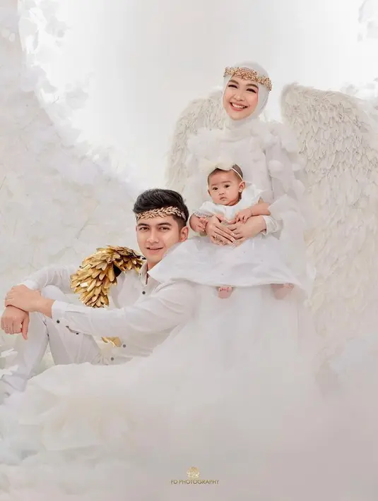 Belum lama ini mereka juga sempat menjalani pemotretan dan mengenakan outfit serba putih. Ketiganya tampil bak malaikat. @riaricis1975/@teukuryantr.