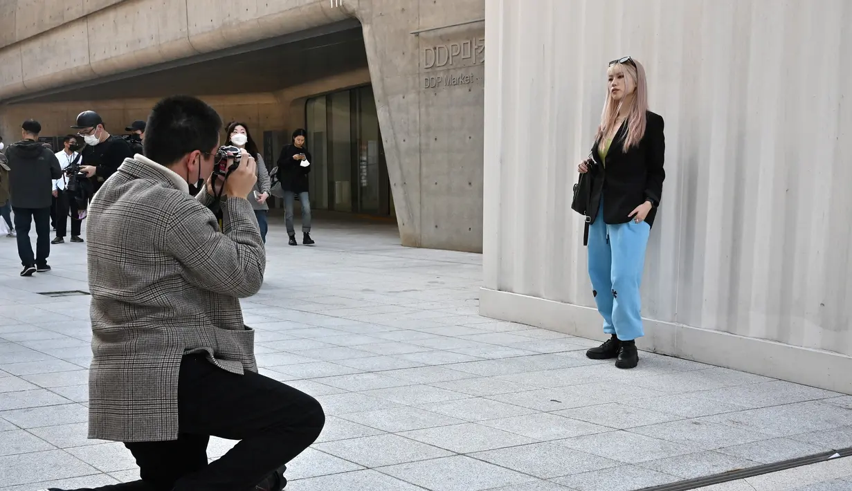 Seorang peserta berpose untuk foto selama Seoul Fashion Week Spring/Summer 2023 di Dongdaemun Design Plaza di Seoul pada 12 Oktober 2022. Sejumlah desainer lokal turut menampilkan karya mereka pada gelaran fashion ini. (AFP/Jung Yeon-je)