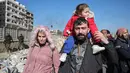 Warga lingkungan Sheikh Maqsud dievakuasi dari zona berbahaya oleh anggota pasukan keamanan pemerintah Suriah, di Aleppo pada Sabtu 10 Januari 2026. Gelombang evakuasi besar-besaran warga sipil dari lingkungan Sheikh Maqsoud dan Ashrafieh di Aleppo, Suriah, terus berlanjut. (OMAR HAJ KADOUR/AFP)