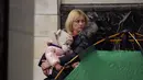 Sebelumnya, di tengah cuaca dingin ekstrem yang melanda Ukraina, Rusia kembali melancarkan serangan besar-besaran pada Selasa (3/2/2026). Tampak dalam foto, seorang wanita dan seorang anak berlindung di stasiun metro selama serangan udara Rusia di Kyiv, pada Selasa 3 Februari 2026 pagi waktu setempat. (Serhii Okunev/AFP)