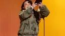 Ini menjadi Grammy Award pertamanya di kategori Penyanyi Pop Terbaik. Tampak dalam foto, penyanyi sekaligus penulis lagu asal Inggris, Lola Young menerima penghargaan Penyanyi Pop Terbaik di atas panggung Penghargaan GRAMMY ke-68 di Crypto.com Arena, Los Angeles, California, pada 1 Februari 2026. (Frazer Harrison/GETTY IMAGES NORTH AMERICA/Getty Images via AFP)