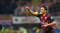 Bacca mencetak gol pembuka untuk AC Milan ke gawang Chievo Verona, pada Minggu (5/3/2017) dinihari WIB. (GIUSEPPE CACACE / AFP)