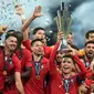 Para pemain Portugal merayakan gelar juara UEFA Nations League setelah mengalahkan Belanda pada laga final di Stadion Dragao, Porto, Minggu (9/6). Portugal menang 1-0 atas Belanda. (AFP/Patricia De Melo)