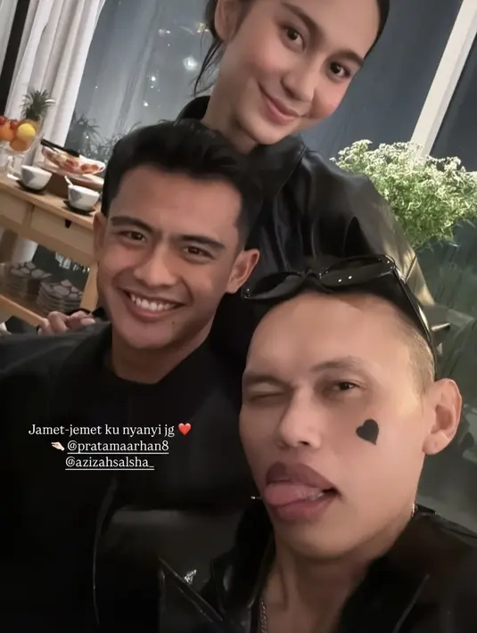 Azizah Salsha juga memilih mengenakan jaket kulit hitam, dengan riasan yang natural. Ia hadir bersama suaminya, Pratama Arhan yang juga tampil serba hitam. [@wanda_haraa]