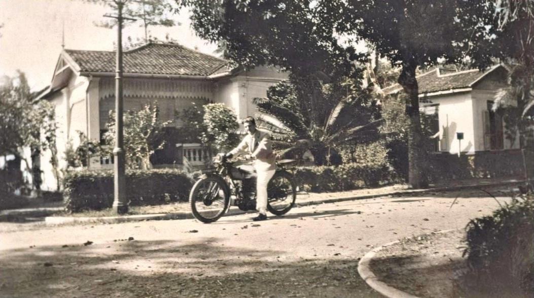Orang Eropa naik motor di depan rumah Hindia-Belanda (Bintoro Hoepoedio)