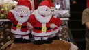 Pernak pernik Natal terlihat di Living World, Tangerang Selatan, Senin (13/12/2021). Jelang perayan Natal sejumlah pusat perbelanjaan dihiasi ornamen Natal yang dijual. (Liputan6.com/Anga Yuniar)