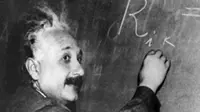 Albert Einstein adalah ilmuwan yang berbahasa Jerman (BBC)