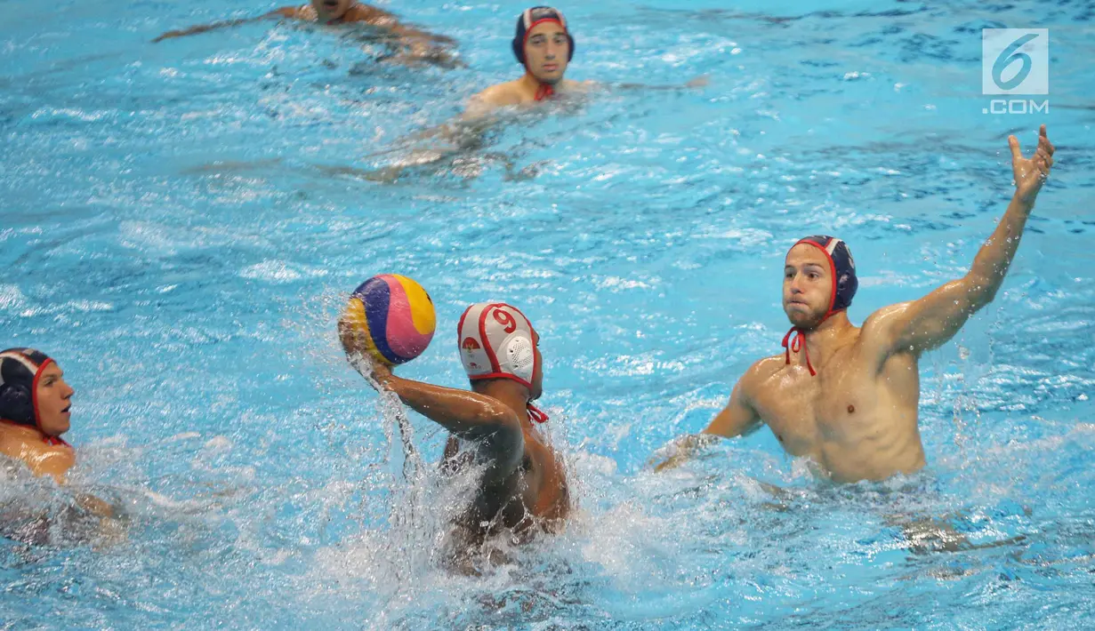 Atlet polo air putra Indonesia saat uji coba melawan tim Serbia di kolam Stadion Akuatik GBK, Jakarta, Rabu (11/7). Selain tanding, para pemain Serbia mengajarkan teknik dan skill kepada tim polo air Indonesia. (Liputan6.com/Faizal Fanani)
