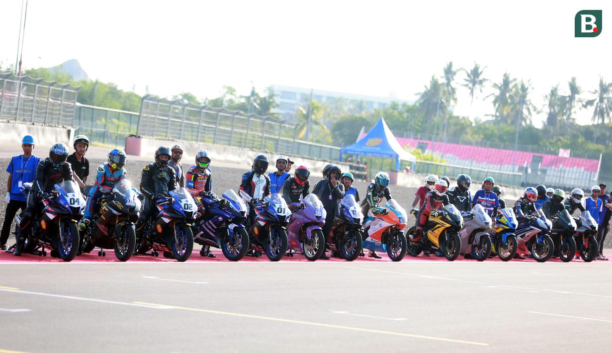 Sejumlah pembalap bersiap dengan motor mereka masing-masing saat sesi latihan Shell bLU cRU Yamaha Endurance Festival yang berlangsung di Mandalika International Circuit, Lombok, Nusa Tenggara Barat, Sabtu (21/10/2023). (Bola.com/Ikhwan Yanuar)