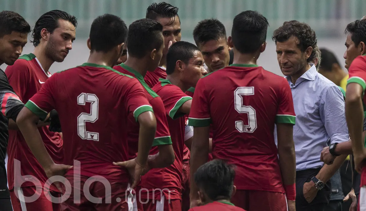 Laga melawan Myanmar merupakan debut dari pelatih Timnas Indonesia, Luis Milla bersama Skuat Merah Putih. Namun sayang laga perdana mantan pemain Barcelona dan Real Madrid tersebut berakhir dengan kekalahan. (Bola.com/Vitalis Yogi Trisna)