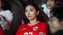Natascha Germania tampak serius saat nobar pertandingan Timnas Indonesia vs China di Kompleks Stadion Utama Gelora Bung Karno (SUGBK), Senayan, Jakarta, Selasa (15/10/2024) malam WIB. (Bola.com/Abdul Aziz)