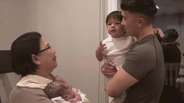 Momen Saat Baby Issa Pertama Kali Melihat Adiknya Lahir, Haru dan Menggemaskan (instagram/nikitawillyofficial94, YouTube/Nikita Willy Official)