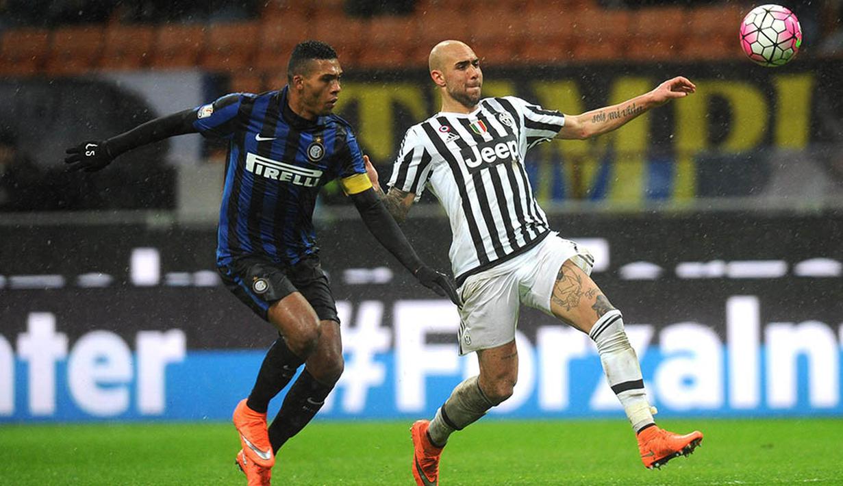 Bek Inter Milan, Juan Jesus, berusaha menghadang penyerang Juventus, Simone Zaza. Pada babak adu penalti Juventus berhasil menang dengan skor 5-3. (EPA/Daniele Mascolo)
