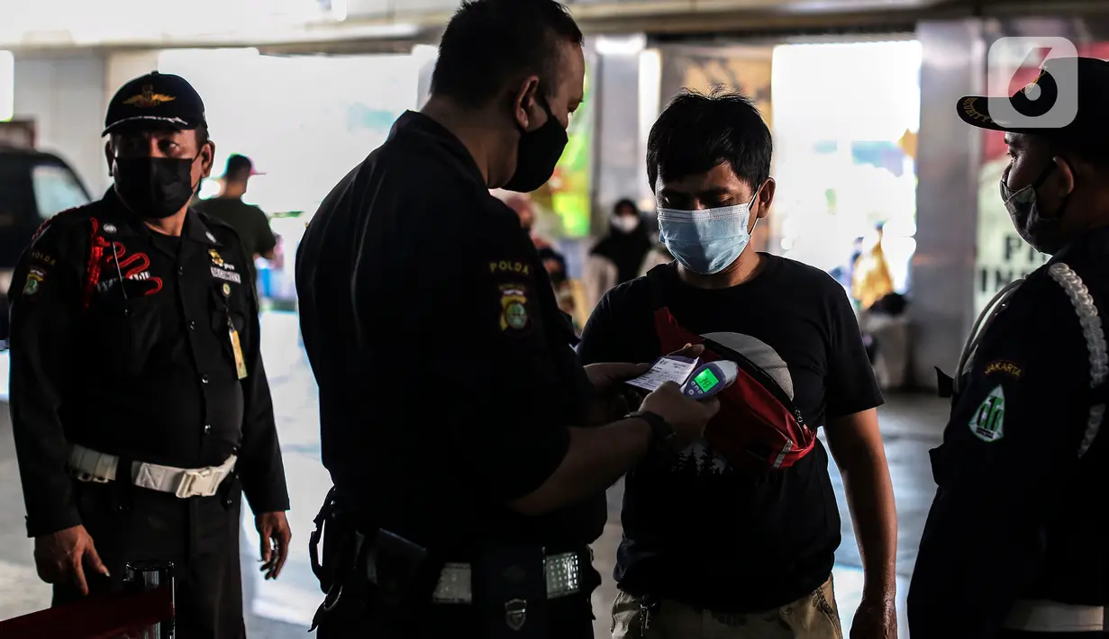 Warga menunjukan kartu vaksin di Pasar Tanah Abang, Jakarta, Selasa (27/7/2021). Dengan kembalinya dibuka Pasar Tanah Abang penjual mengeluhkan pembeli yang sangat sepi akibat peraturan baru yang mewajibkan menunjukkan kartu vaksin Covid-19 saat hendak berbelanja. (Liputan6.com/Johan Tallo)