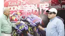 Direktur Utama Sirkuit Sentul, Tinton Soeprapto mendampingi Watimpres, Suharso Mohoarfa berdiskusi merencanakan gelaran MotoGP. (Bola.com/Vitalis Yogi Trisna)