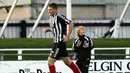 Paul Millar. Striker Skotlandia berusia 33 tahun ini memiliki tinggi 208 cm. Sejak Desember 2021 dirinya tidak memiliki klub. KLub terakhirnya adalah Deveronvale yang diperkuatnya sejak 2015/2016. Ia memainkan banyak laga bersama Elgin City FC di Divisi Dua Liga Skotlandia. (twitter/OfficialBLDR)