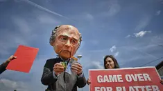 Aksi protes dengan mengenakan topeng Sepp Blatter saat Kongres FIFA di Zurich. (AFP/Michael Buholzer)