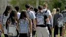Siswa SMA Marjory Stoneman Douglas menggunakan ransel transparan di Parkland, Florida, Senin (2/4). Penggunaan tas itu sebagai salah satu upaya mencegah terjadinya kembali kasus penembakan brutal di sekolah. (John McCall/South Florida Sun-Sentinel via AP)