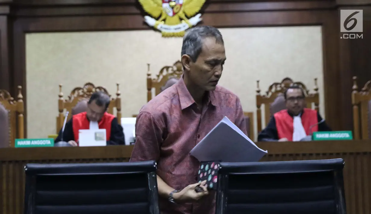 Mantan Direktur Produksi dan Teknologi Krakatau Steel Wisnu Kuncoro jelang menjalani sidang dakwaan di Pengadilan Tipikor, Jakarta, Rabu (14/8/2019). Wisnu Kuncoro didakwa menerima suap terkait persetujuan proyek pengadaan dua unit boiler berkapasitas 35 ton. (Liputan6.com/Helmi Fithriansyah)
