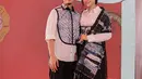 Senada dengan sang istri, Kaesang turut mengenakan kemeja dengan patch batik rancangan desainer serupa. [Foto: IG/erinagudono].
