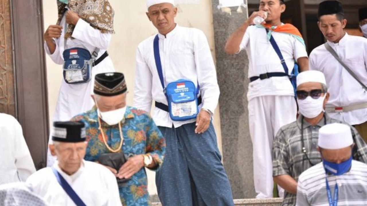 Jemaah Calon Haji Indonesia ke Masjid Jin