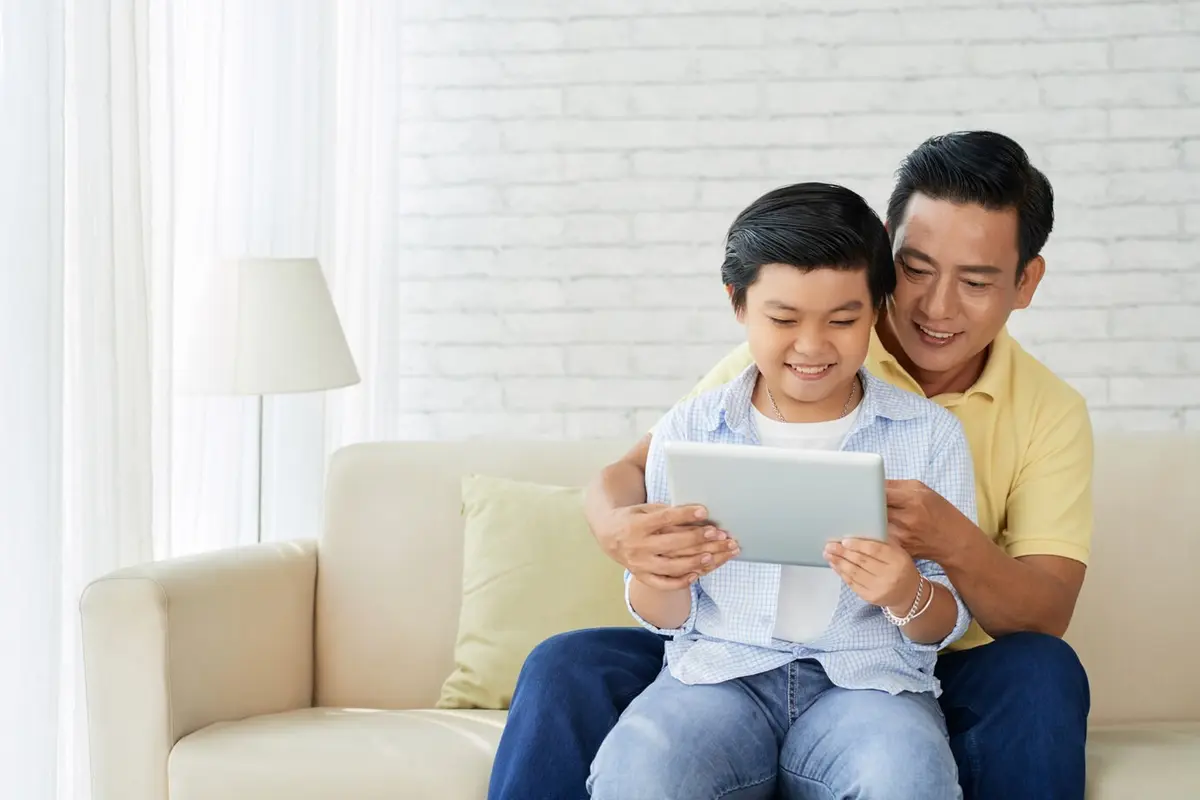 Ilustrasi menemani anak main gadget/freepik.com/pressfoto