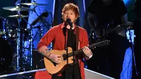 Ed Sheeran saat tampil dalam MTV VMA 2017 (Entertainment Weekly/ Kevin Winter/Getty Images)