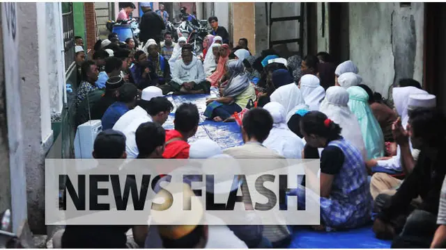 Jelang penertiban permukiman di Pasar Ikan, Penjaringan, Jakarta Utara, pagi ini puluhan warga menggelar salat dan berdoa bersama.