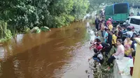 Luapan air anak-anak sungai di Kota Pekanbaru memakan korban. Laki-laki berusia 14 tahun hilang terbawa arus saat bermain air bersama teman-temannya. (Liputan6.com/ M Syukur)