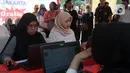 Peserta mengikuti simulasi tes CPNS 2019 berbasis Computer Assisted Test (CAT) di halaman Gedung Sarinah, Jakarta, Minggu (8/12/2019). Simulasi tes CPNS berbasis CAT diadakan Kantor Regional V Badan Kepegawaian Negara (BKN) Jakarta. (Liputan6.com/Helmi Fithriansyah)