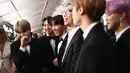 Boyband Korea Selatan, Bangtan Boys alias BTS setibanya di karpet merah perhelatan Grammy Awards 2019 di Staples Center, Los Angeles, Minggu (10/2). Member BTS tampil matching memakai tuksedo hitam, gaya klasik ala Amerika. (Rich Fury/Getty Images/AFP)