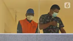 Gubernur Sulawesi Selatan Nurdin Abdullah mengenakan rompi tahanan usai pemeriksaan di gedung KPK, Jakarta, Minggu (28/2/2021) dini hari. KPK menetapkan Nurdin Abdullah sebagai tersangka kasus dugaan suap proyek infrastruktur di lingkungan Pemprov Sulawesi Selatan. (Liputan6.com/Herman Zakharia)