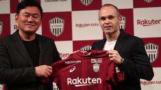 Mantan pemain Barcelona, Andres Iniesta (kanan) memegangn jersey bersama Presiden klub Vissel Kobe, Hiroshi Mikitani di Tokyo, (24/5/2018). Andres memilih bergabung dengan Vissel Kobe selama tiga musim. (AFP/Behrouz Mehri)
